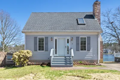 79 Agawam Lake Shore Dr 1