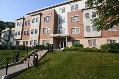 321 Hammond Pond Pkwy #302