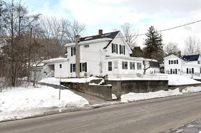 28 Eastford Road