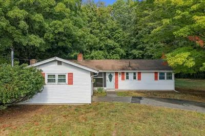 32 Curwen Rd 1