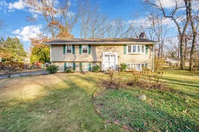 221 Meadowlark Dr