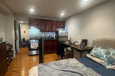 98 Strathmore Rd #3B