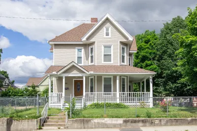 521 Pleasant St 1