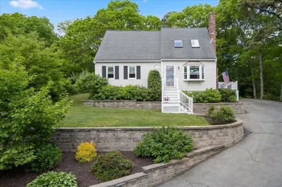 8 Cardinal Dr
