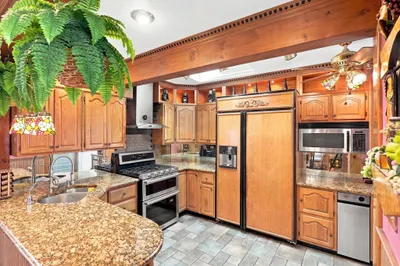 38 Eastman Ave 1