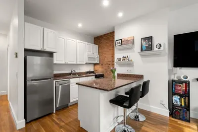 20 Concord Sq #2
