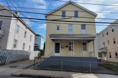 211 Wiliam St 1
