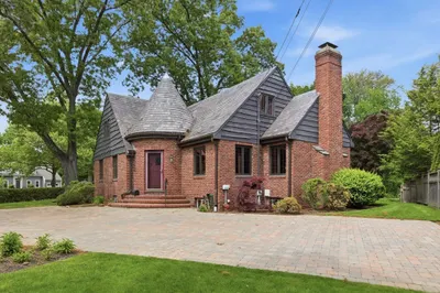 127 Larchmont Road 1