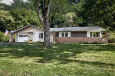 29 Eisenhower Road 1