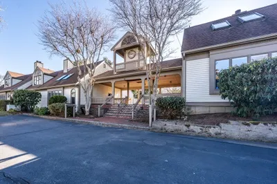 39 Blossom Ave #4