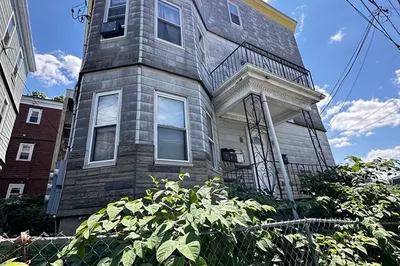 1 Mossland St #1
