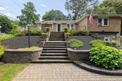 313 Old Connecticut Path 1