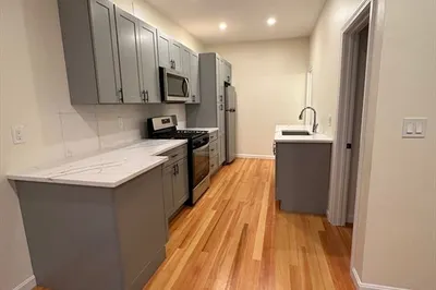 28 Bartlett Cres #1