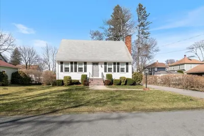 32 Woodlawn Ave