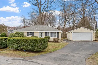 37 Lindsay Rd 1