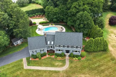 32 Country Club Cir 1