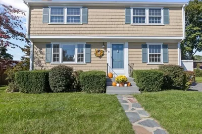 8 Meadow Ln