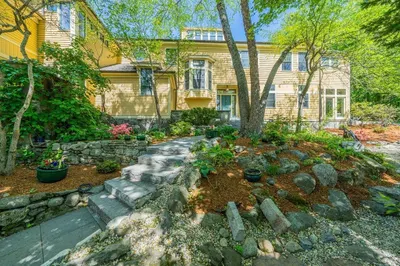 85 Pleasant St 1