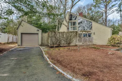 97 Fells Pond Rd 1