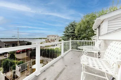 54 Bayview Ave 1