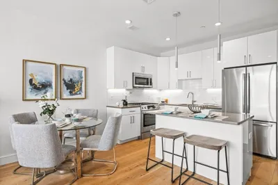 420 W Broadway #208