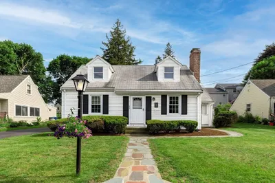 273 River St