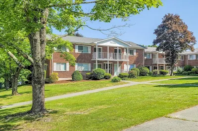41 Bayberry Dr #4