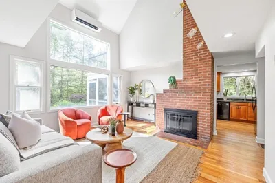 18 Brook Ln