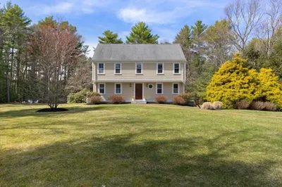 8 Colonial Drive 1