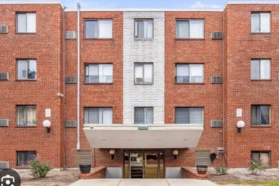 800 Governors Dr #6 1