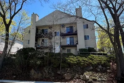 210 Smith St #9
