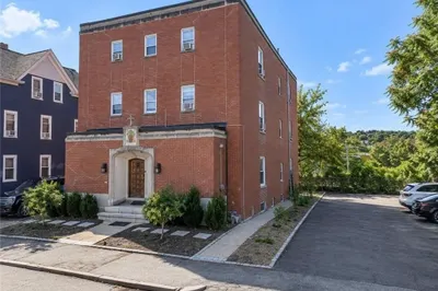 67 Ridge St 1