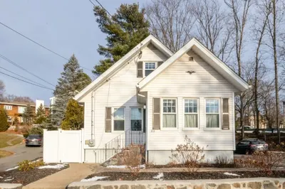 573 Baker St