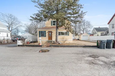 9 Lakeside Avenue