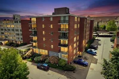 20 Hammond Pond Pkwy #208 1