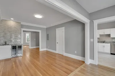 142 Sutherland Rd #1