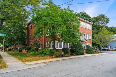1 BromfiEld Court #E