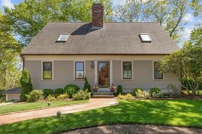 11 Carlson Ln