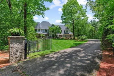 11 Windsor Dr 1