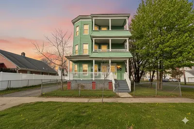 744-746 Carew St 1