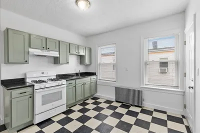 55 Mascot St #3