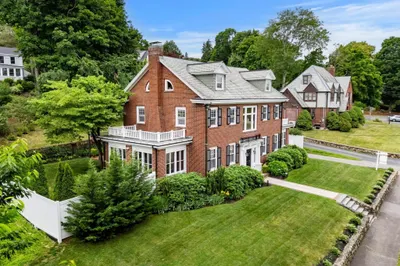 42 Old Mystic Street 1
