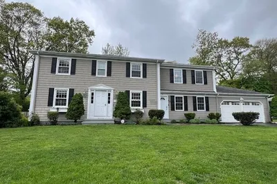 17 Meadowbrook Drive