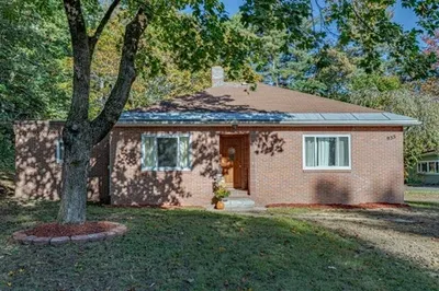 935 W Broadway 1
