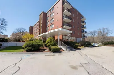 20 Hammond Pond Pkwy #402