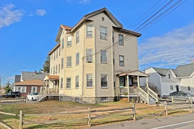 580 Bay St 1