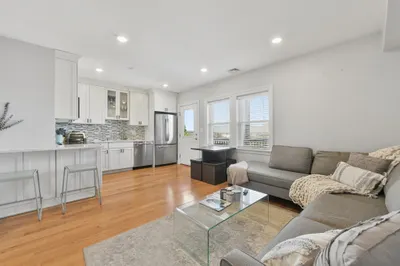 214-216 E Eagle St #5A 1