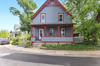 17 Manhattan St
