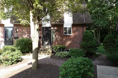 20 Lawrence Ave #27 1
