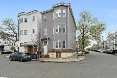 487-489 Sumner St 1